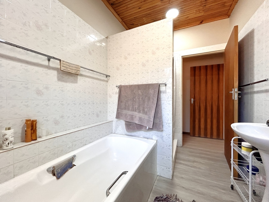 3 Bedroom Property for Sale in Wavecrest Eastern Cape